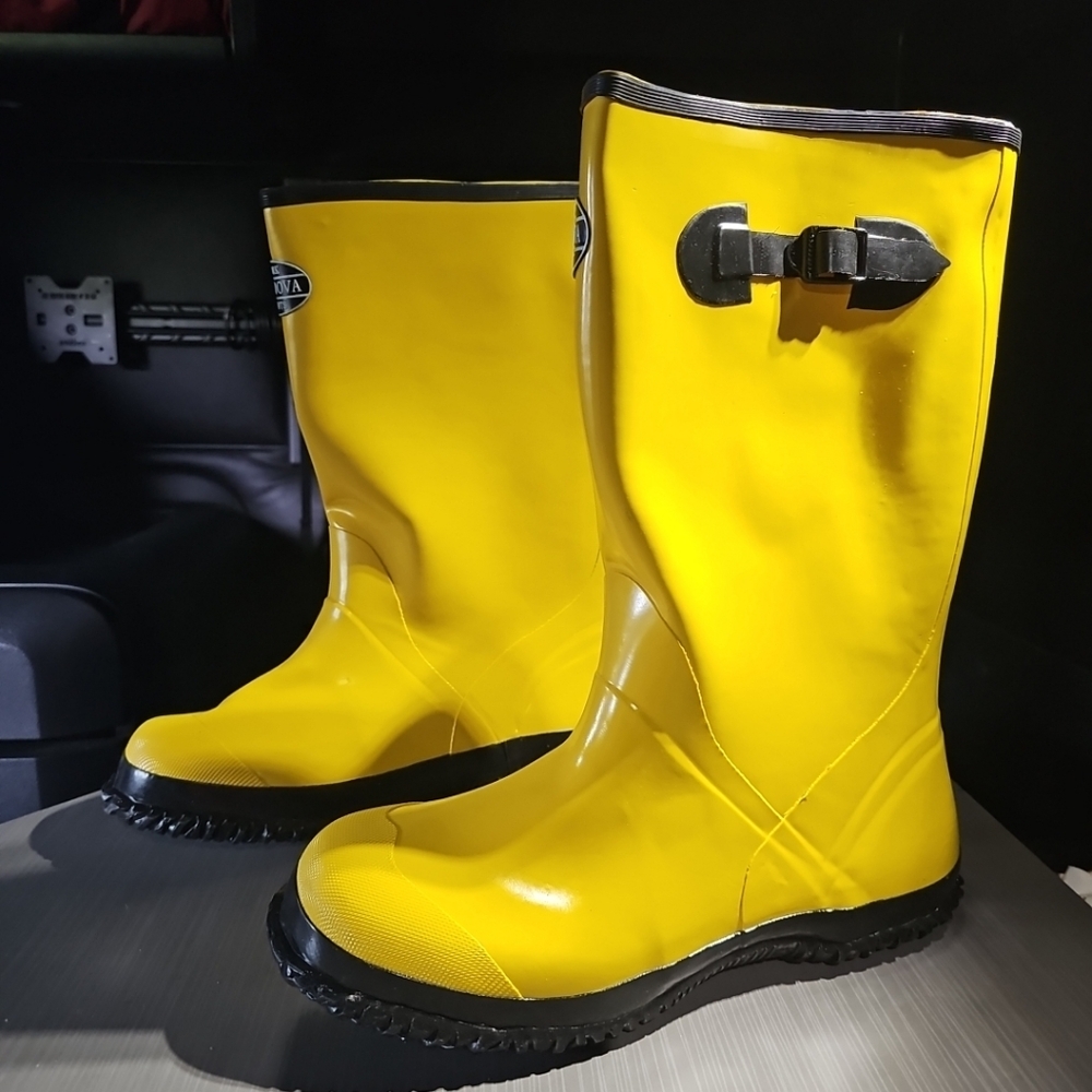 CORDOVA WORK  BOOTS YELLOW OVER SHOE SIZE 13 NEW‎